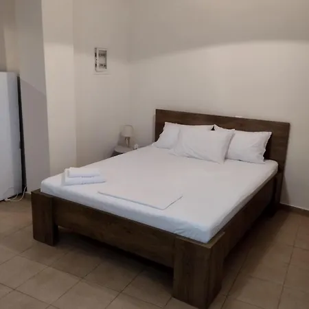 Διατίθεται Γκαρσονιέρα Apartment Kalamata Exterior photo